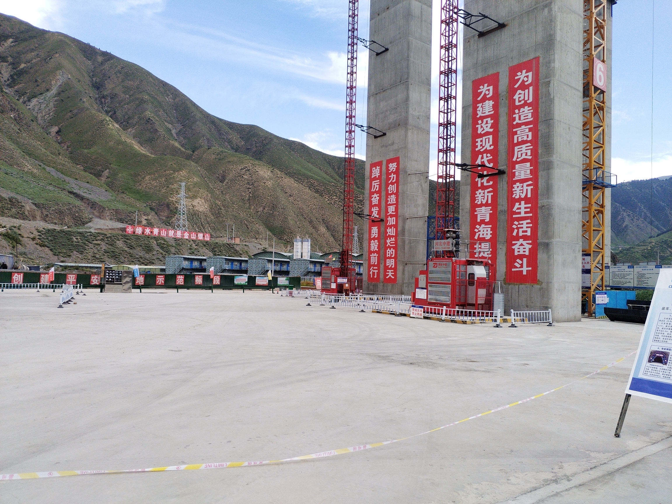 青海8套施工升降機安全監控系統順利交付，助力項目打造平安工地(dì / de)示範