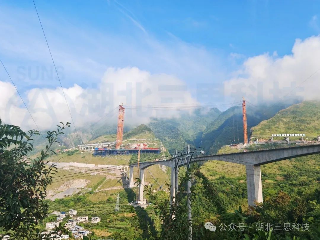上(shàng)烏角特大(dà)橋纜索吊智能集中控制系統亮相試吊并取得圓滿成功